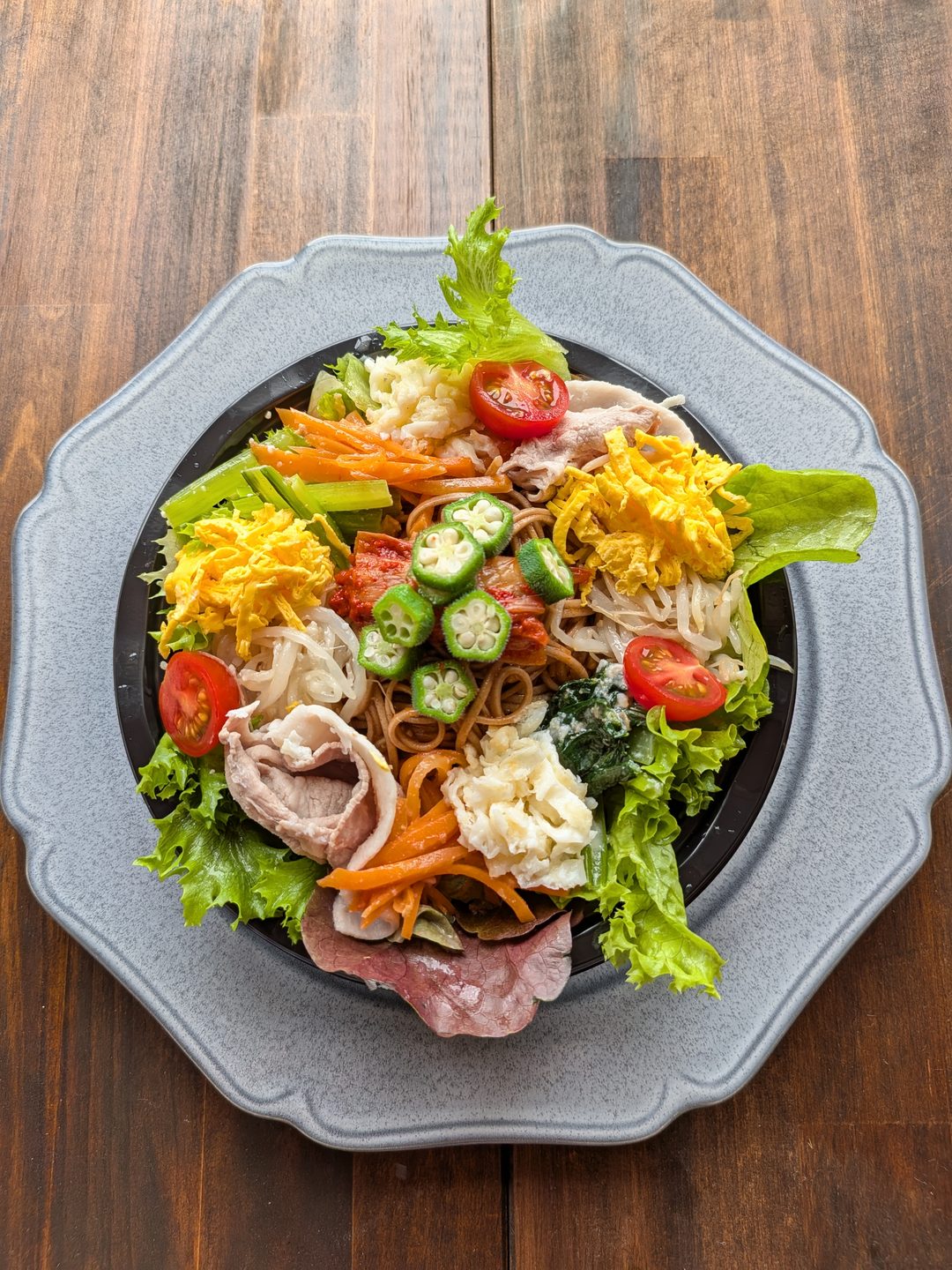 HACOS KITCHENが手がける彩り豊かな一皿。野菜と主菜のバランスを意識した献立